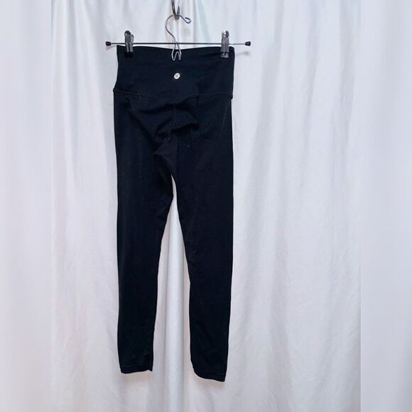 Lululemon black cropped leggings | Sz 4 (NO SIZE TAG) - Picture 3 of 3